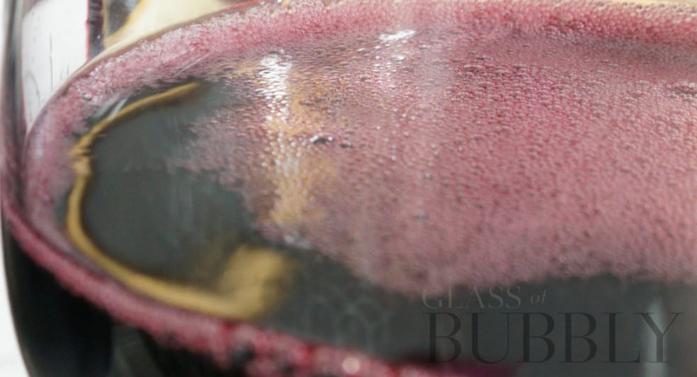 What does red sparkling wine taste like