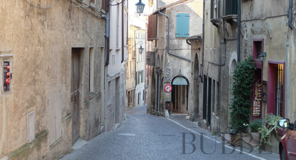 The narrow streets and roads of Asolo