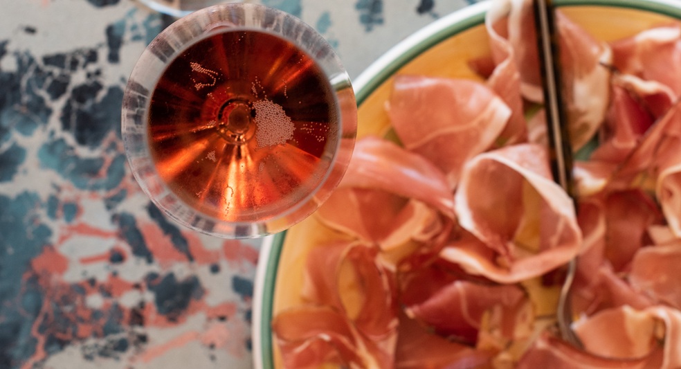Champagne et snacks. Verres de Champagne rosé, fromage et charcuterie